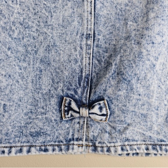 Sasson vintage acid wash jean skirt with bow size 9 runs small closer to 6 - Picture 3 of 7